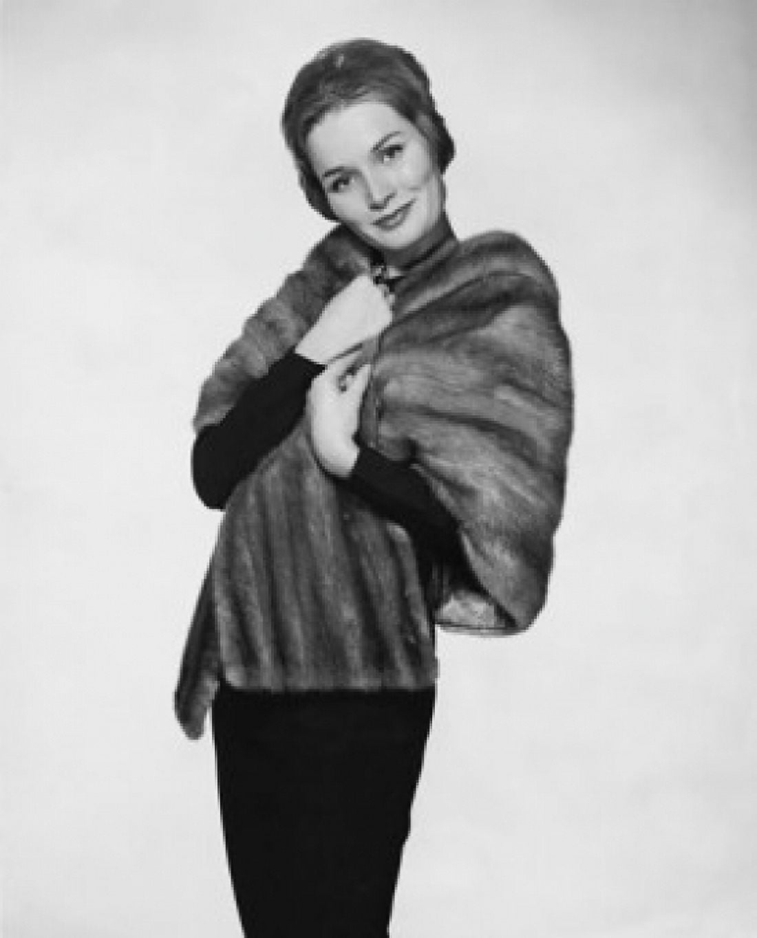 Posterazzi Portrait of a mid adult woman wearing a fur coat Canvas Art -  (24 x 36)