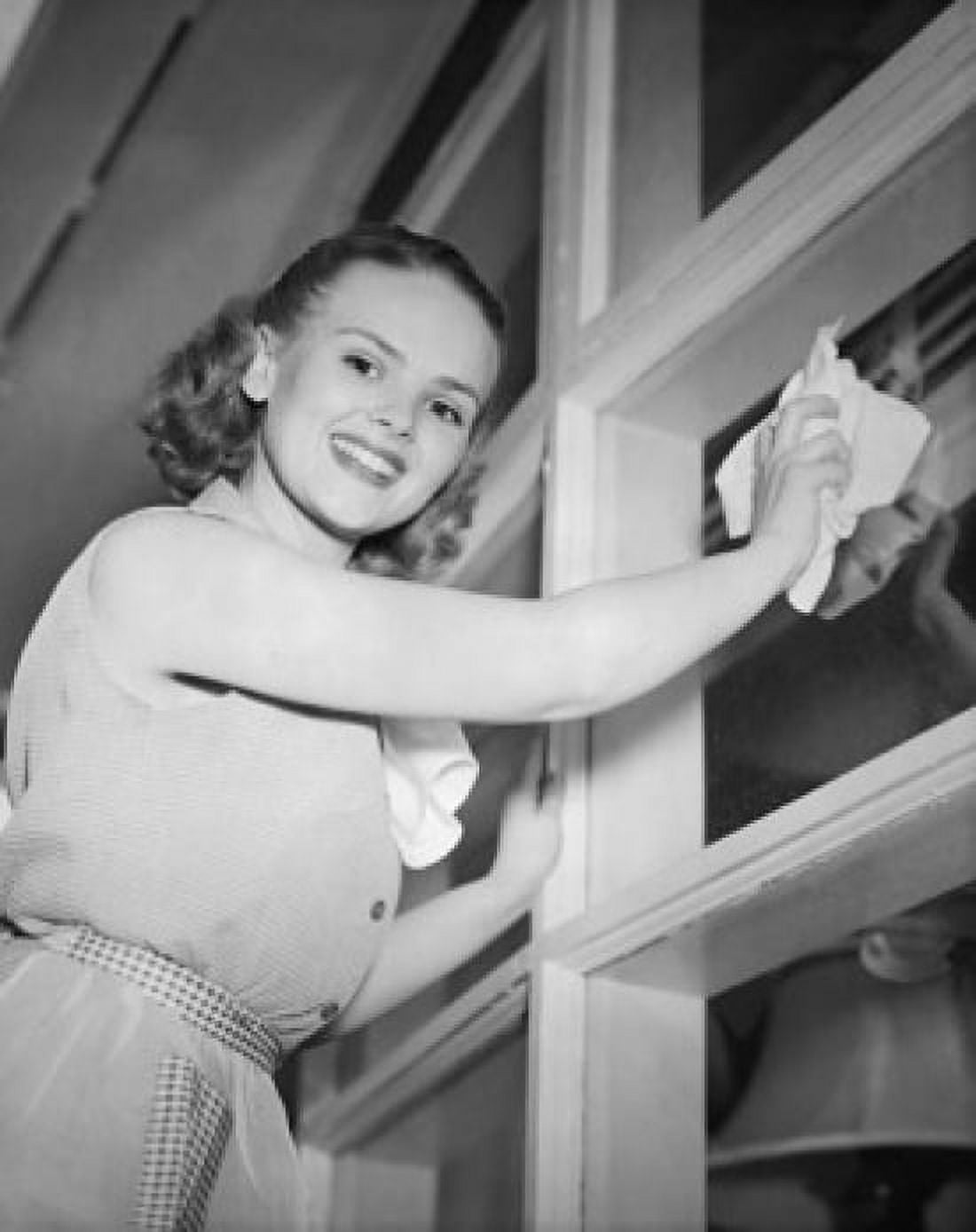 Posterazzi Portrait of a young woman cleaning a window Canvas Art - (24 x 36)