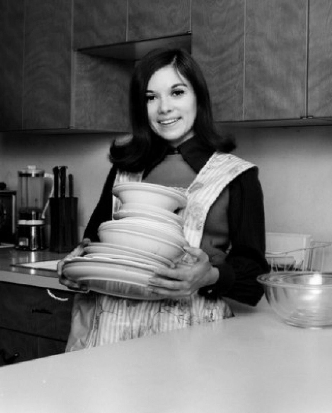 Posterazzi Portrait of a young woman holding dishes Canvas Art -  (24 x 36)