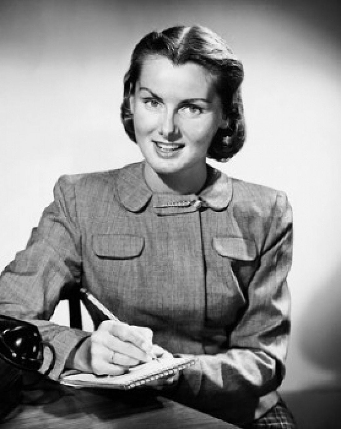 Posterazzi Portrait of a young woman writing on a notepad Canvas Art -  (24 x 36)