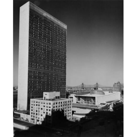 Posterazzi SAL255424263 USA New York United Nations Building East River & Queensboro Bridge in Background. Poster Print - 18 x 24 in.
