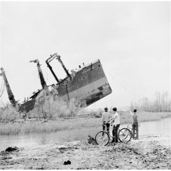 Posterazzi SAL255424908 USA Louisiana New Orleans Sunken Ship in Mississippi River Poster Print - 18 x 24 in.