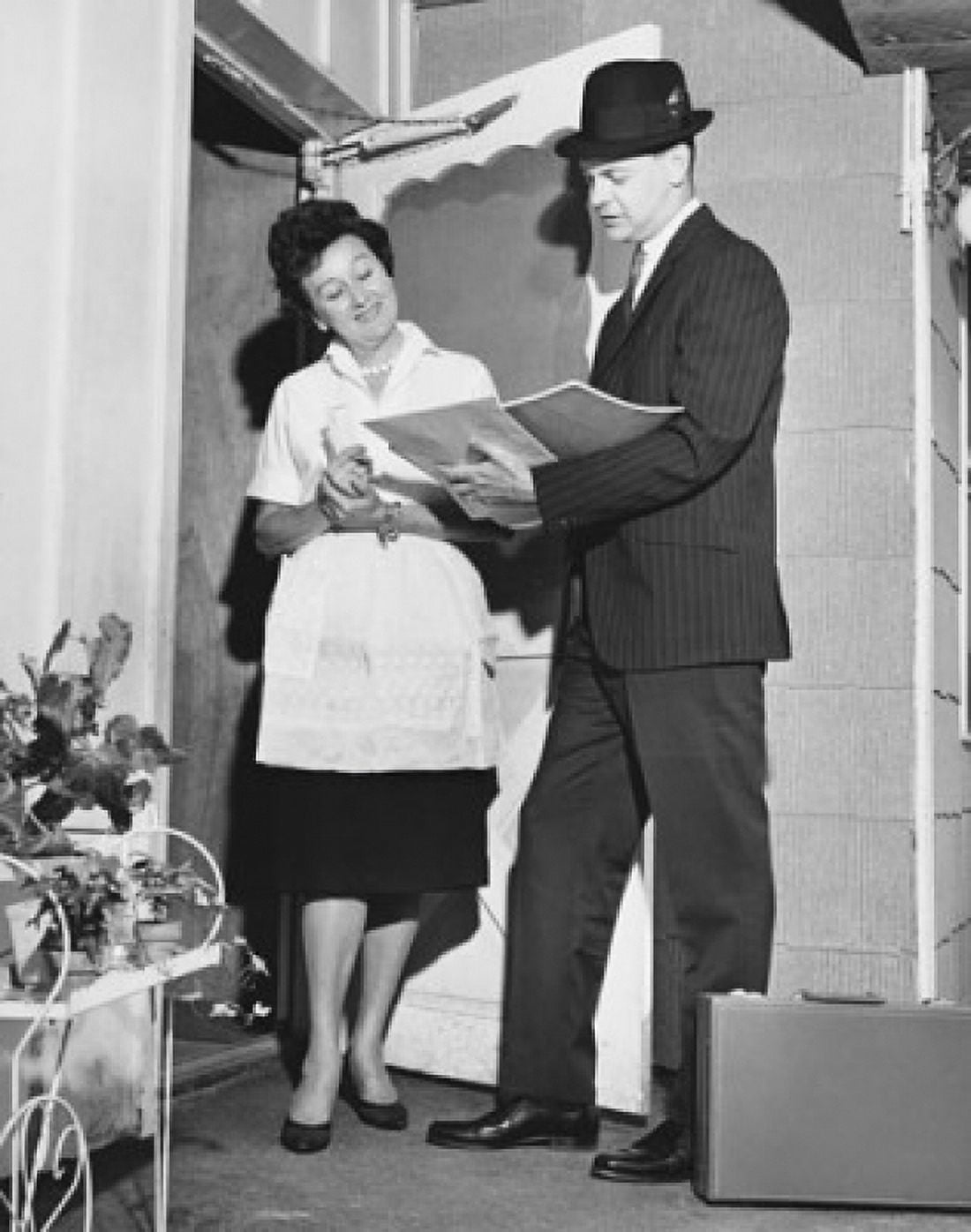 Posterazzi Salesman talking to a mature woman Canvas Art - (24 x 36)