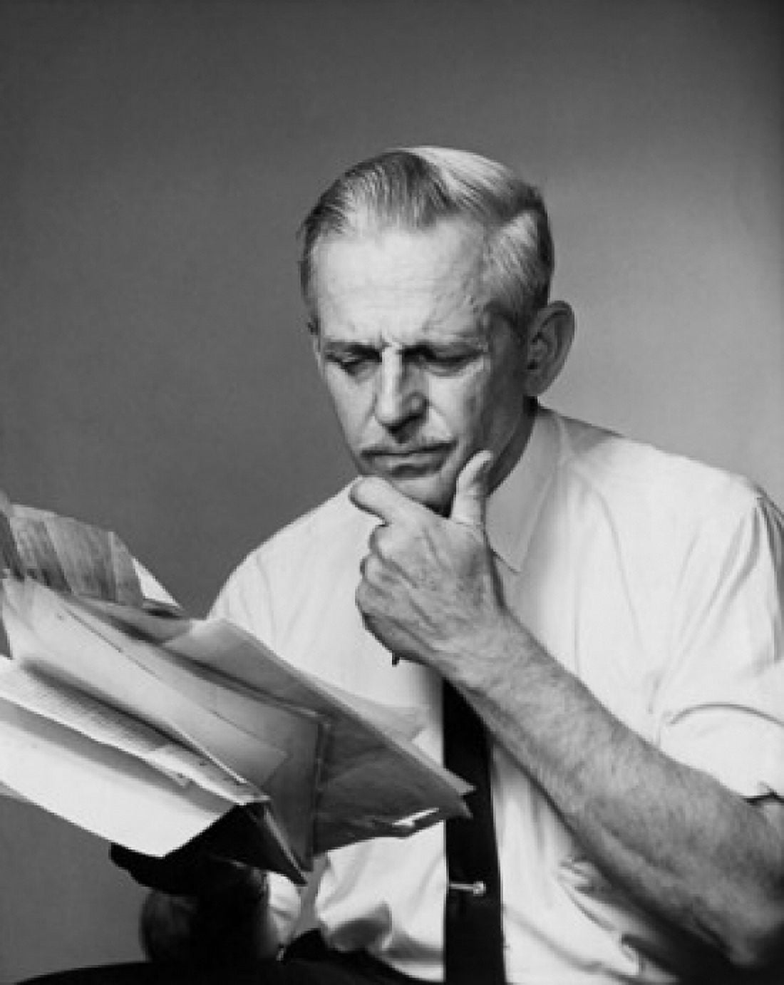 Posterazzi Senior businessman reading documents Canvas Art -  (24 x 36)