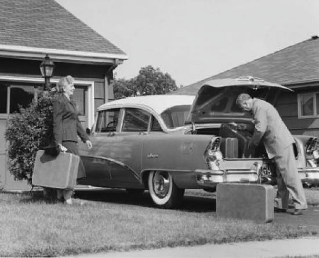 Posterazzi Senior couple loading luggage into car trunk Canvas Art - (24 x 36)