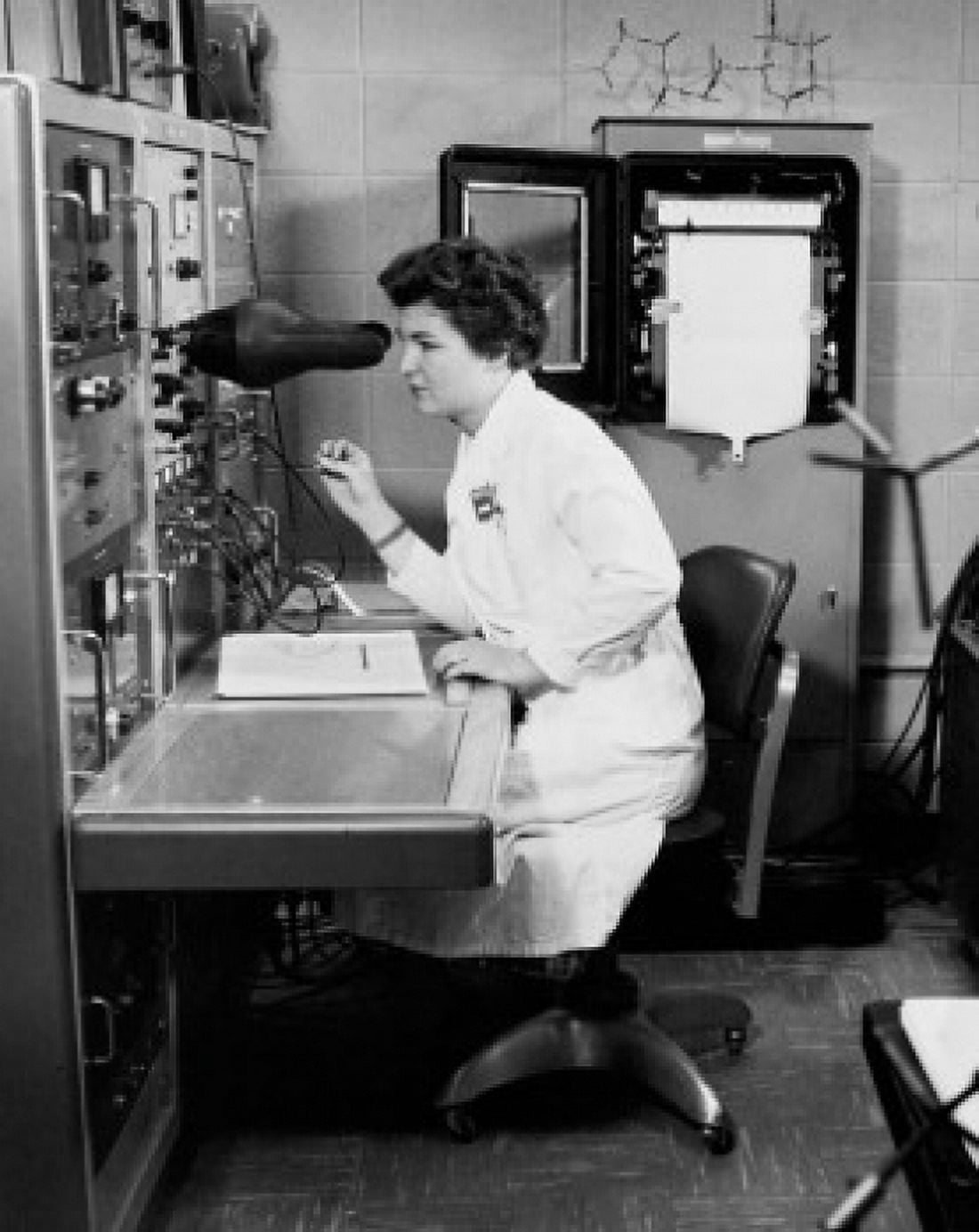 Posterazzi Side profile of a female technician working in a laboratory Canvas Art - (24 x 36)