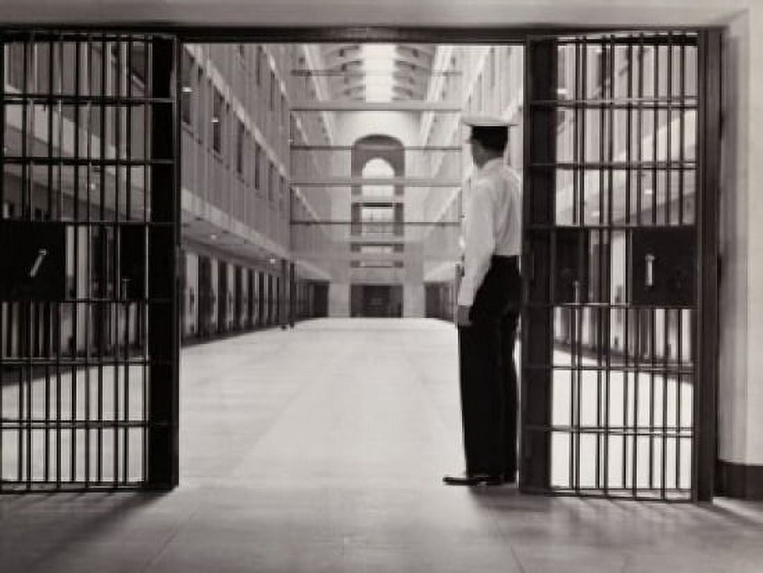 Posterazzi Side profile of a prison guard Canvas Art -  (24 x 36)
