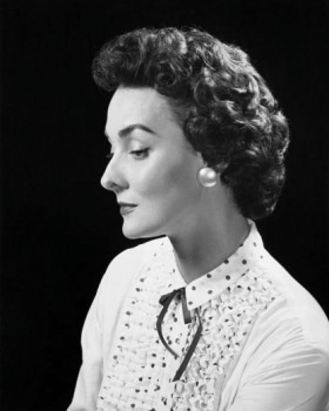 Posterazzi Side profile of a young woman Canvas Art - (24 x 36)
