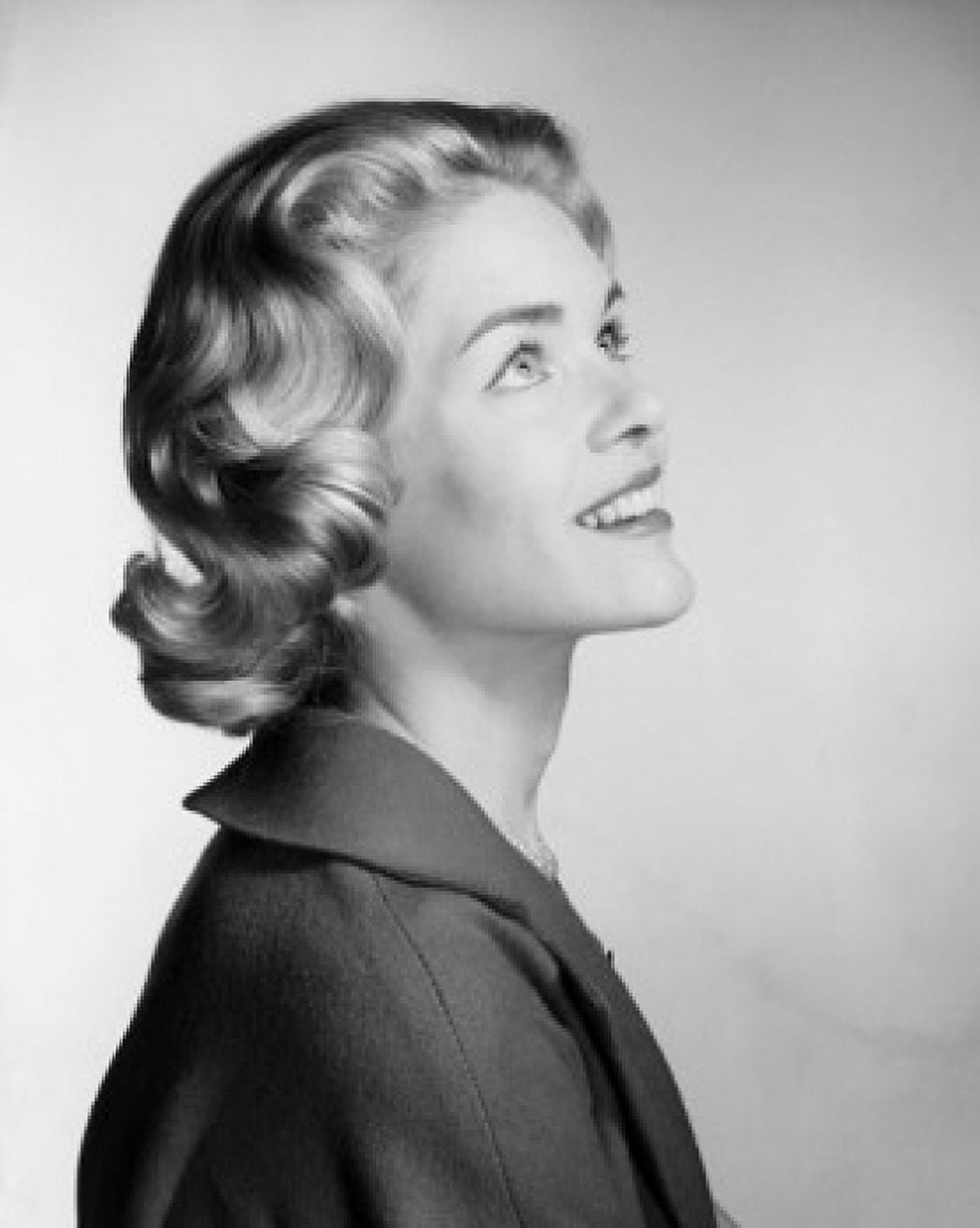 Posterazzi Side profile of a young woman looking up Canvas Art - (24 x 36)