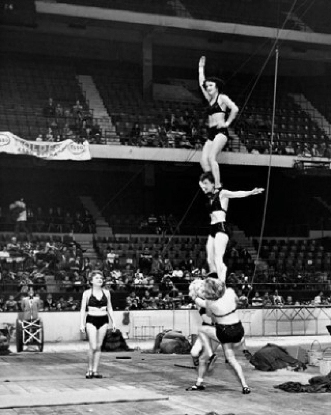 Posterazzi Six young women performing in a circus Canvas Art -  (24 x 36)