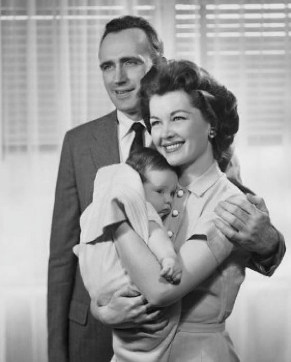 Posterazzi Smiling parents with baby Canvas Art -  (24 x 36)