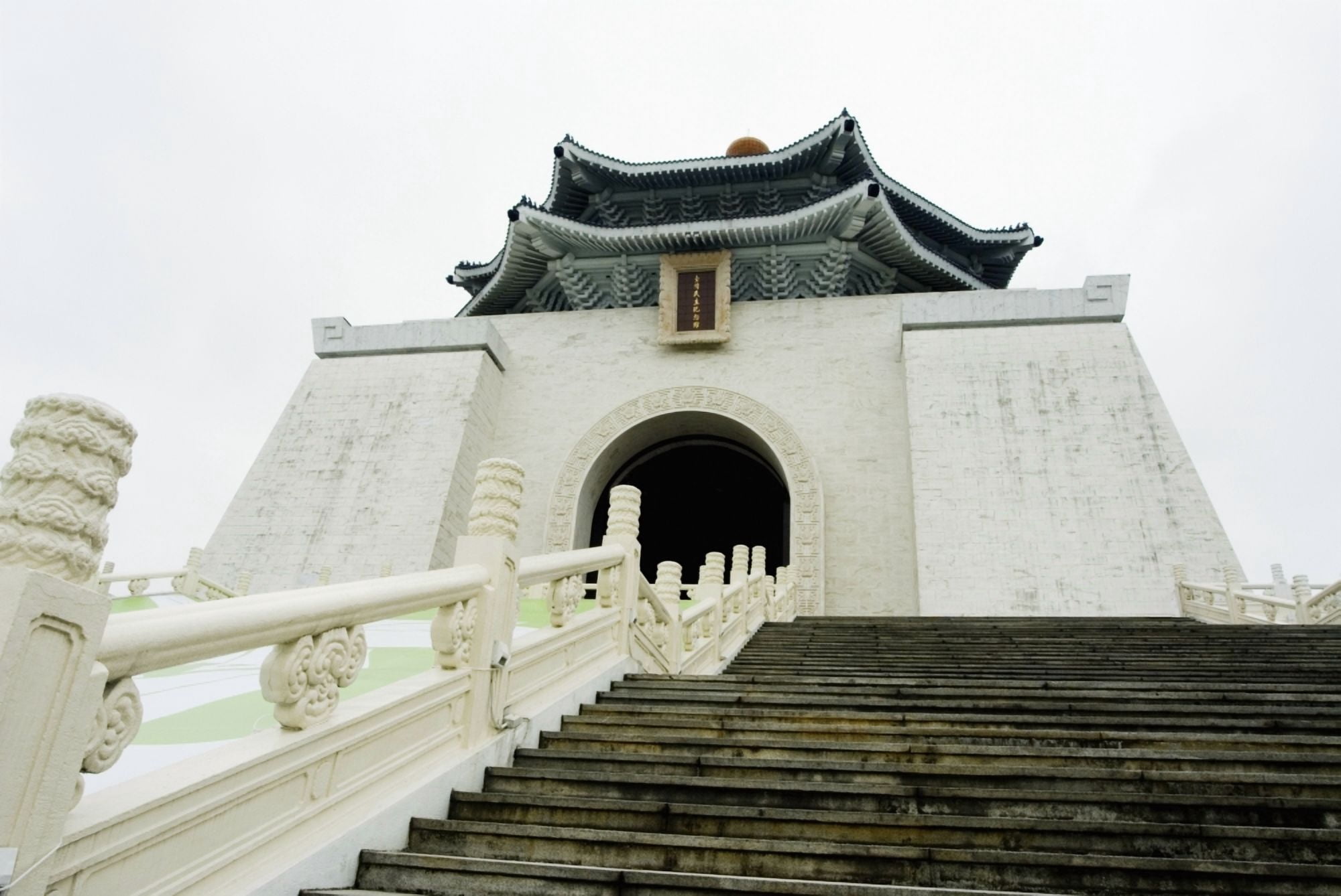 Posterazzi Taiwan Taipei Chiang Kai-Shek Memorial Park Canvas Art - Bill Brennan Design Pics (34 x 22)
