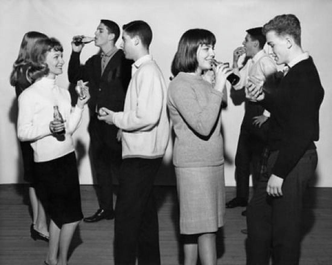 Posterazzi Teenage couples at a party Canvas Art - (24 x 36)