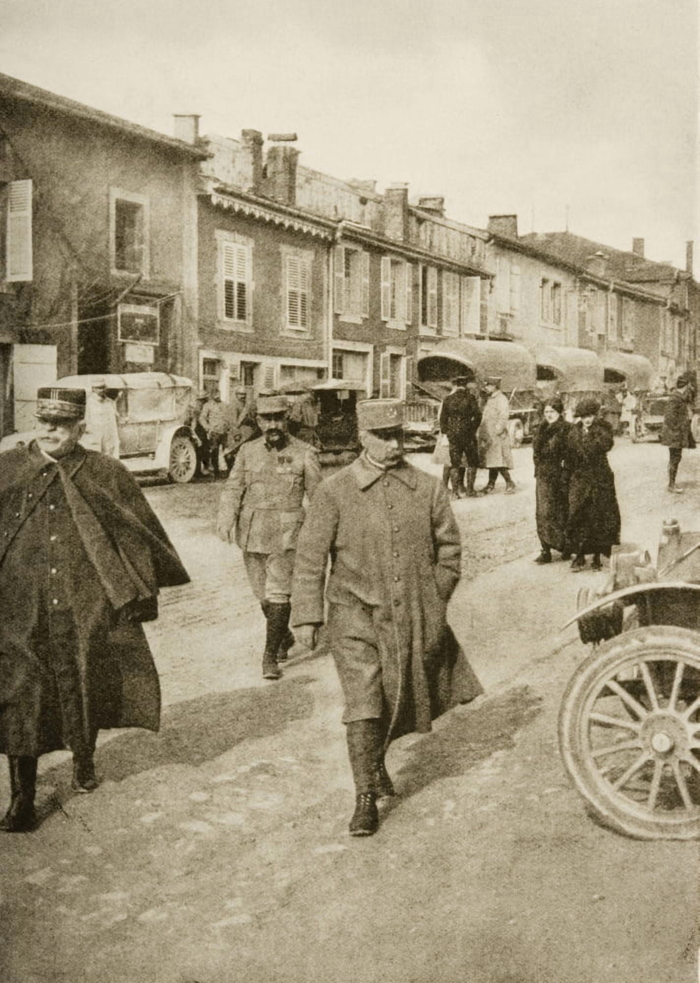 Posterazzi The Defender Of Verdun General Petain (Centre) Walking With General Joffre On His Right Canvas Art - Ken Welsh  Design Pics (24 x 34)