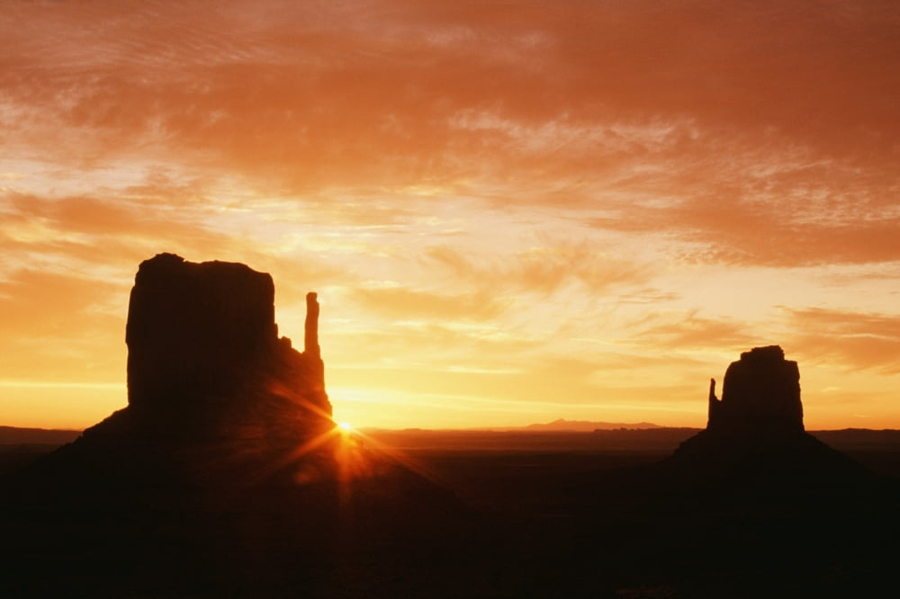 Posterazzi The Mittens At Sunrise Monument Valley Navajo Tribal Park Arizona United States Of America Canvas Art - Bilderbuch Design Pics (36 x 24)