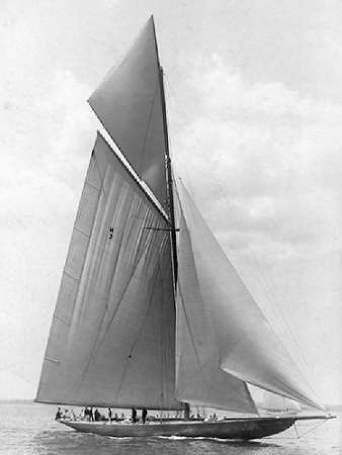 Posterazzi The Vanitie During the Americas Cup 1910 Canvas Art - Edwin Levick (22 x 28)