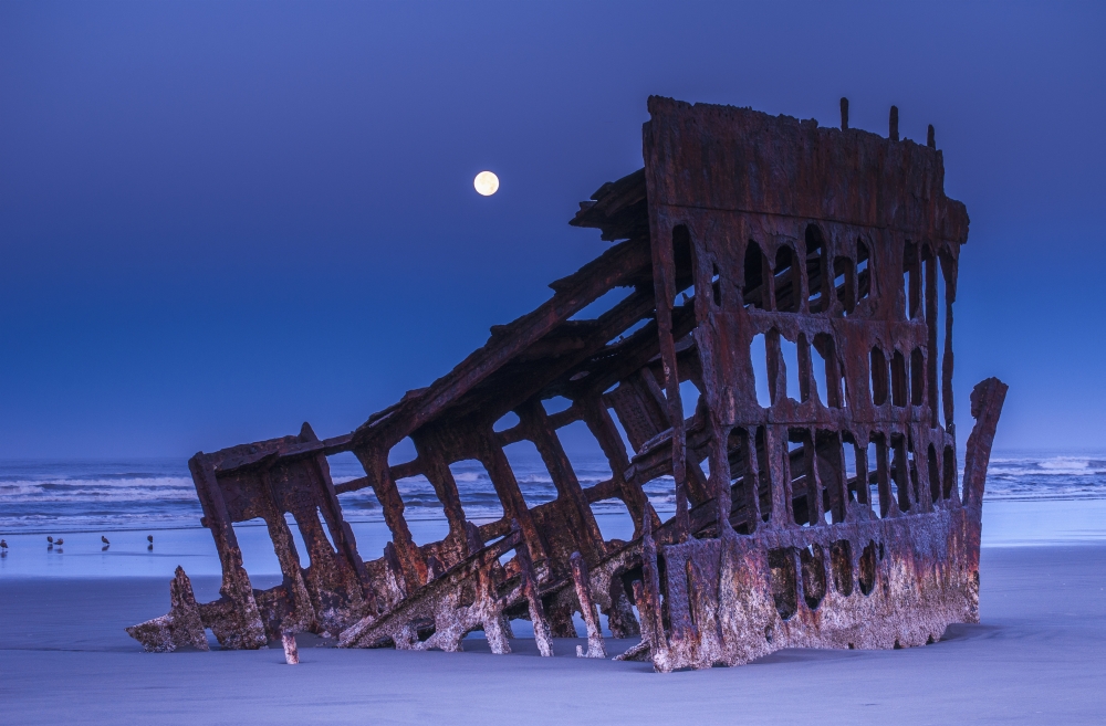 Posterazzi The moon sets over the wreck of the Peter Iredale Oregon United States of America Canvas Art - Robert L Potts Design Pics (38 x 24)