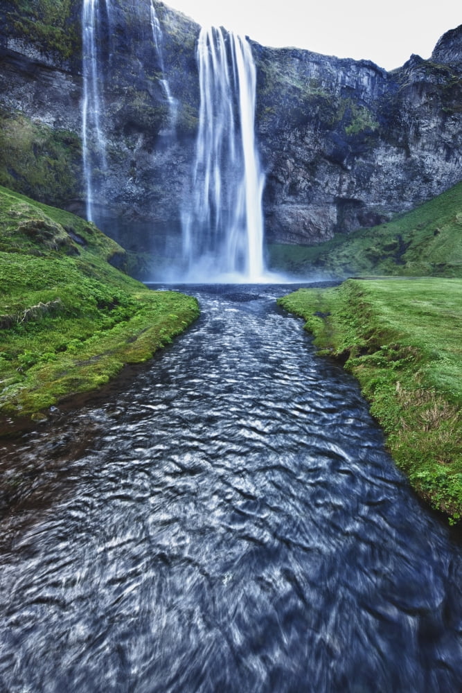 Posterazzi The waterfall Seljalandsfoss along the southern coast Iceland Canvas Art - Robert Postma Design Pics (22 x 34)