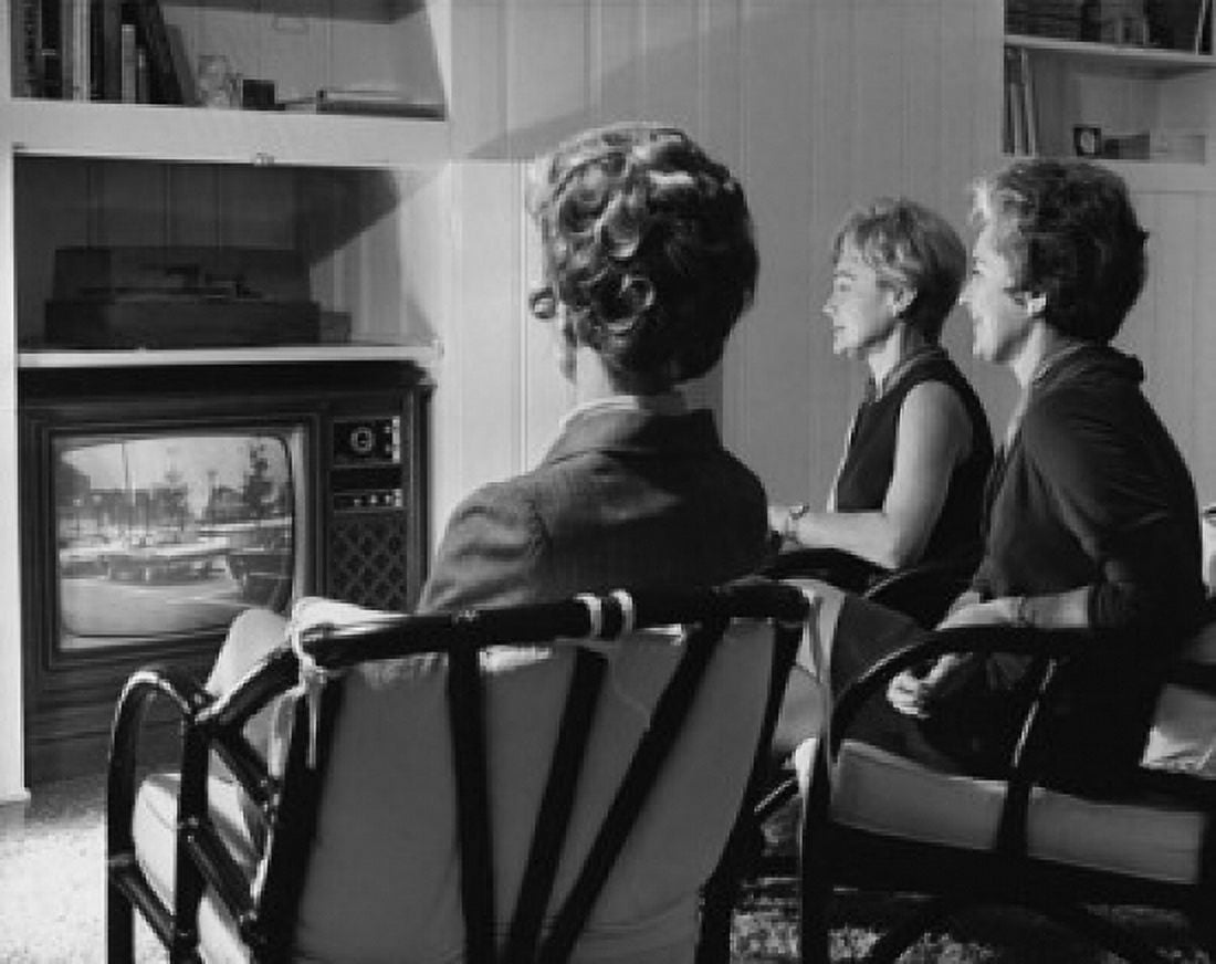 Posterazzi Three mature women watching television Canvas Art -  (24 x 36)