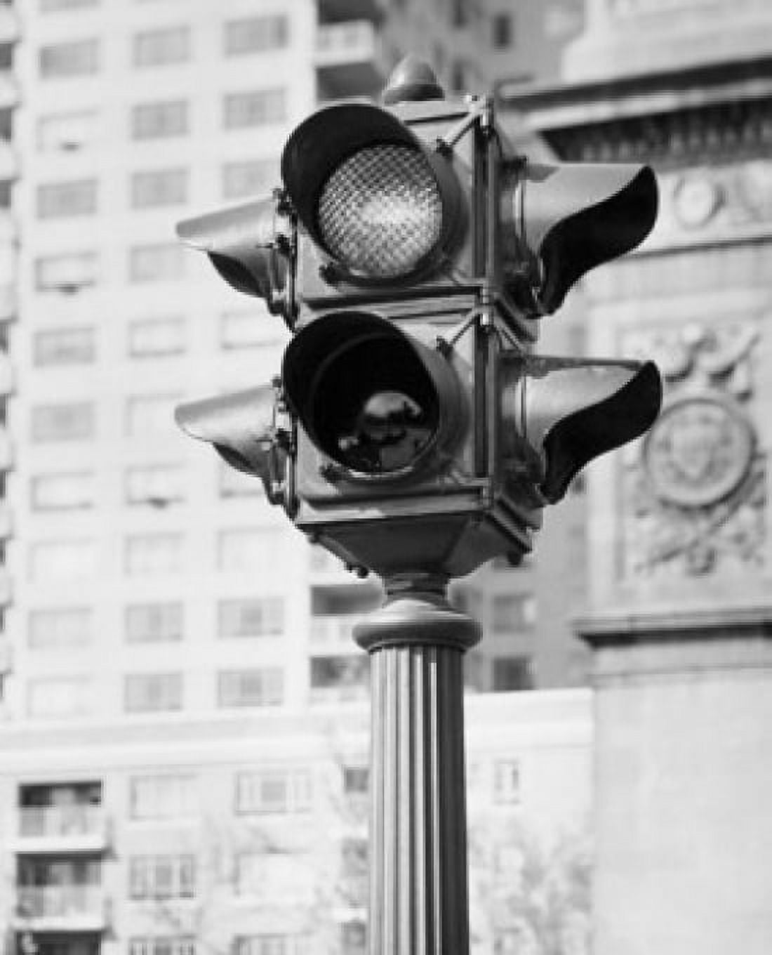 Posterazzi Traffic light in front of a building Canvas Art - (24 x 36)