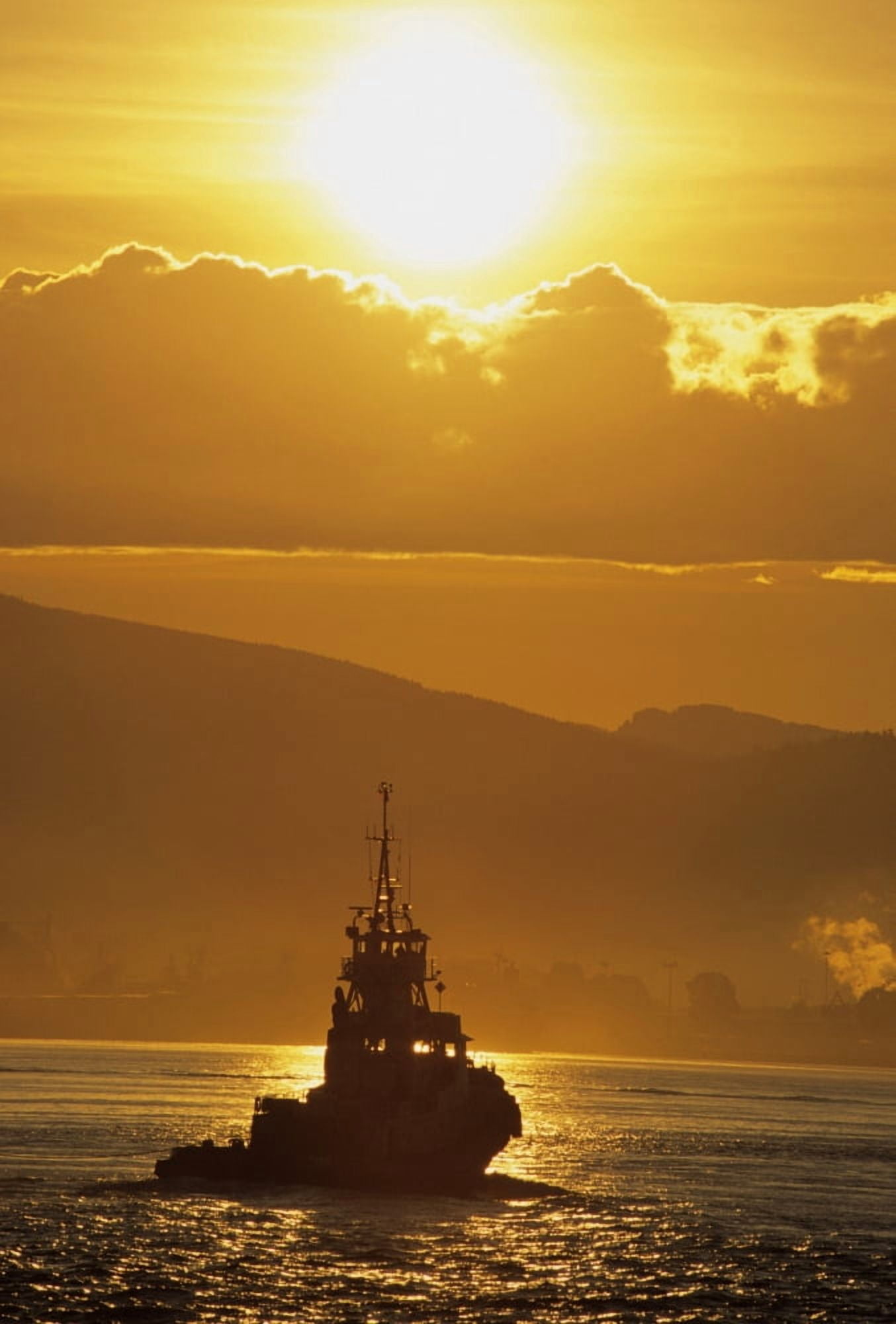Posterazzi Tugboat At Sunrise Burrard Inlet Vancouver British Columbia Canvas Art - Ron Watts Design Pics (22 x 34)