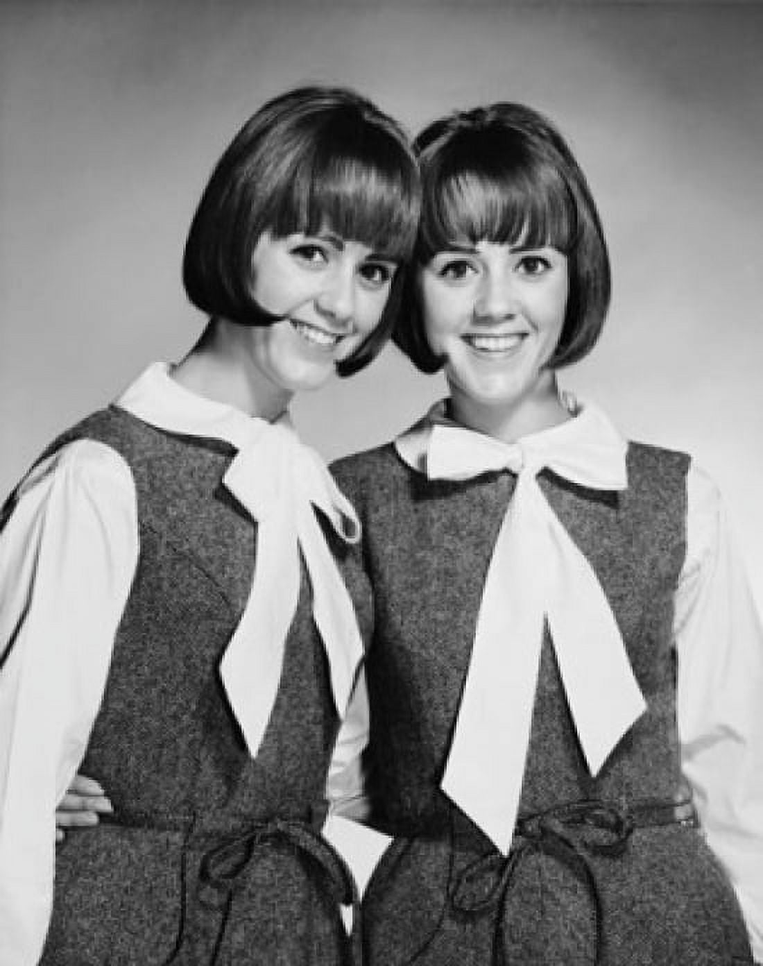 Posterazzi Twin teenage girls smiling Canvas Art - (24 x 36)