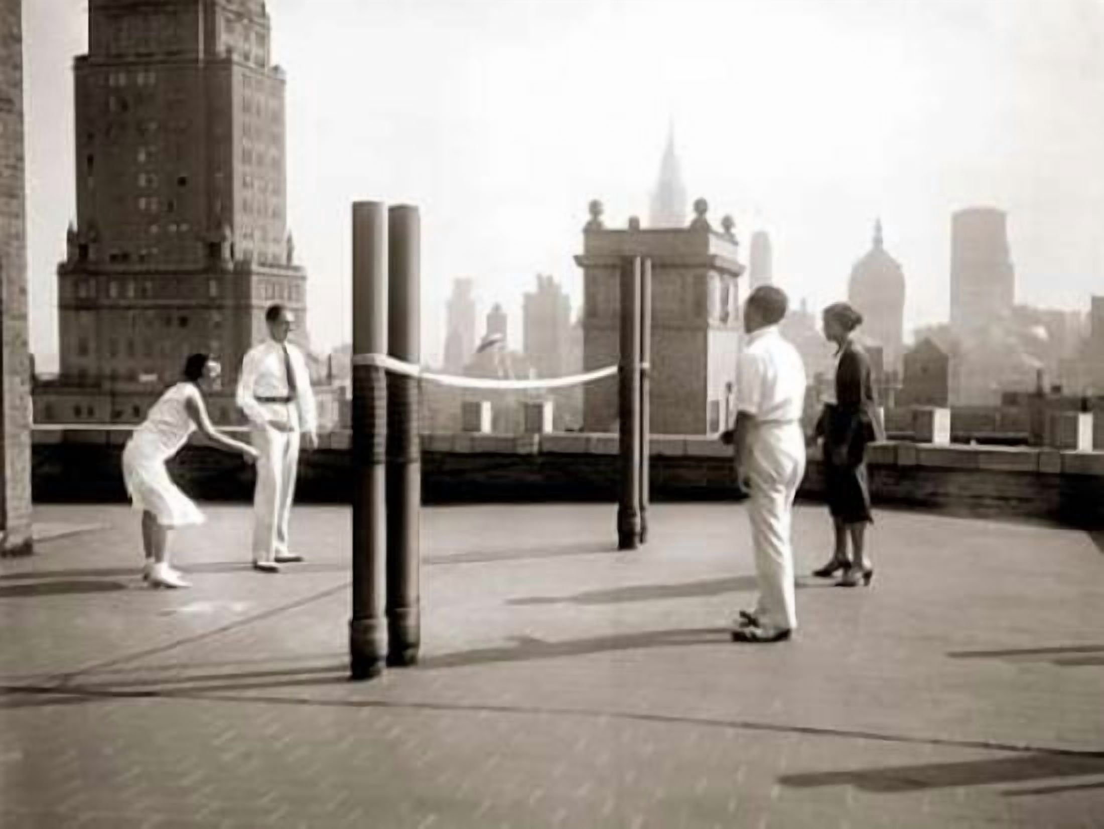 Posterazzi Une partie de deck - tennis sur la terrasse du toit de l hotel Delmonico de New York 1925 Canvas Art - Charles Delius (22 x 28)