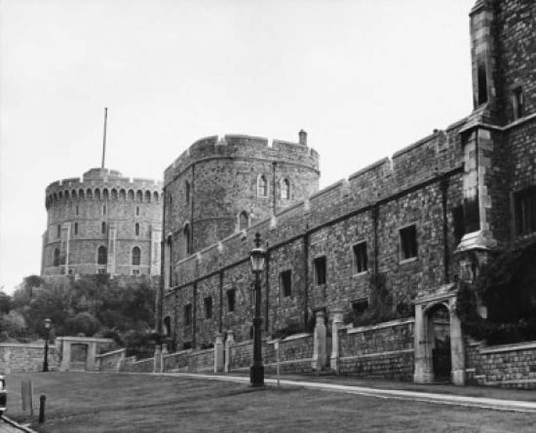 Posterazzi Windsor Castle Windsor England Canvas Art - (24 x 36)