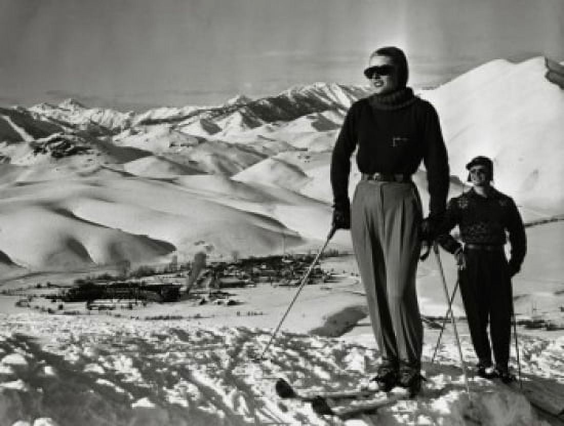 Posterazzi Young couple standing with skiing equipment Sawtooth Mountains Idaho USA Canvas Art - (24 x 36)