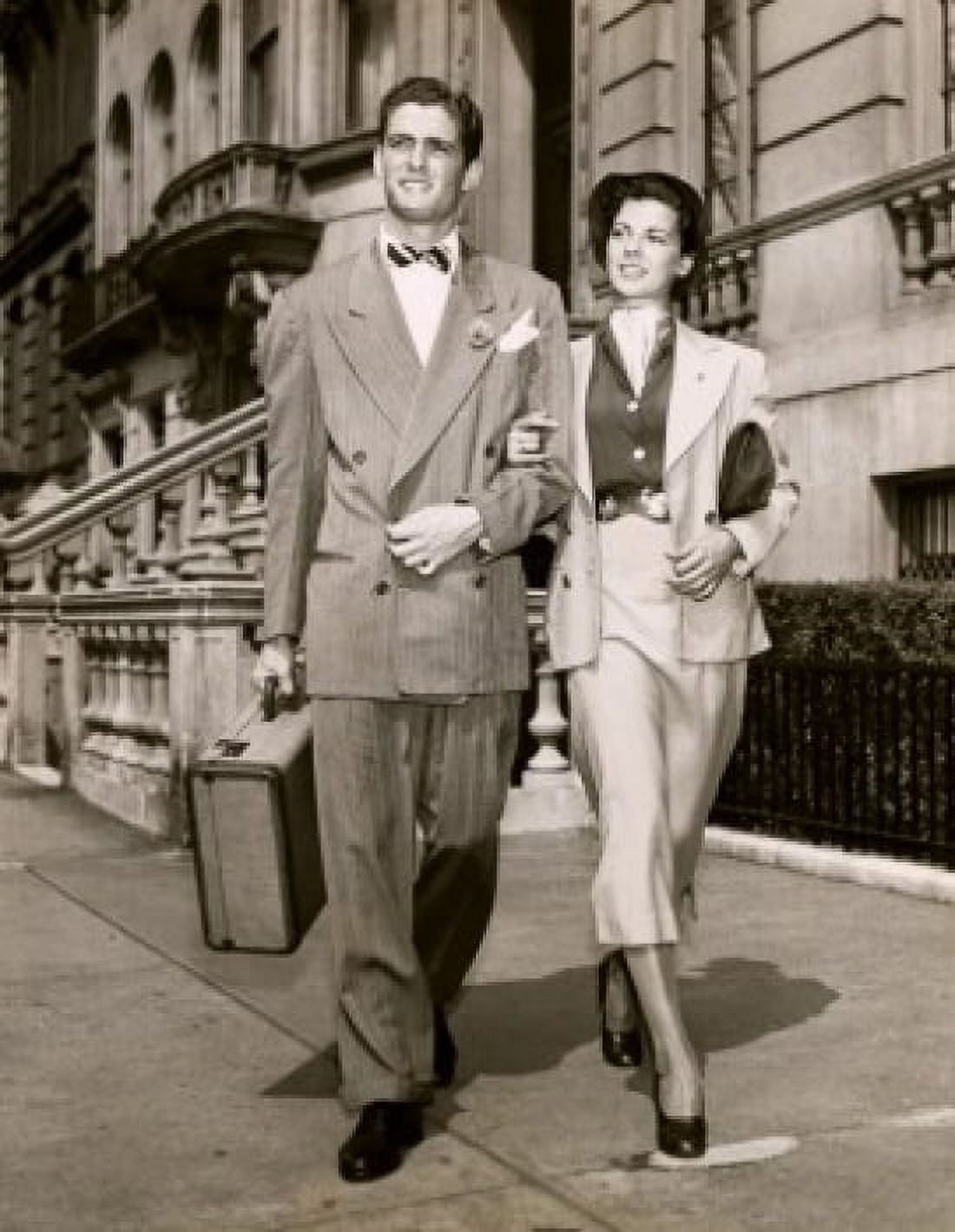 Posterazzi Young couple walking together on the sidewalk Canvas Art - (24 x 36)