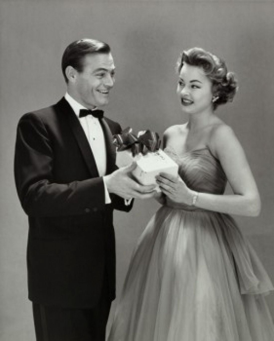 Posterazzi Young man giving a gift to a young woman Canvas Art -  (24 x 36)