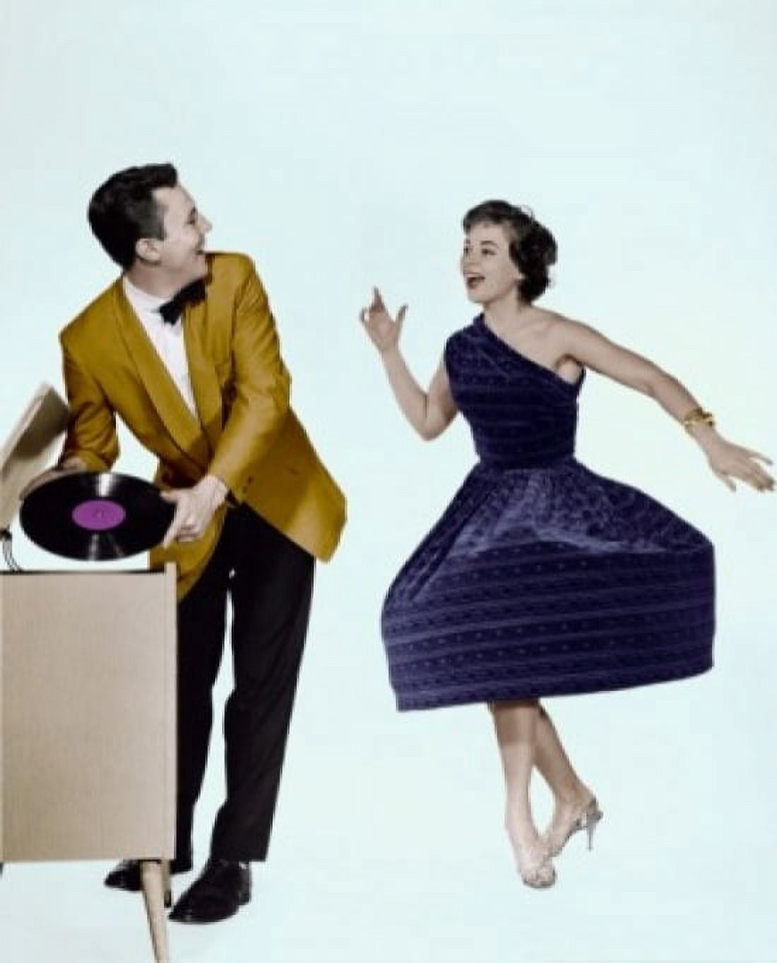 Posterazzi Young man holding record looking at young woman dancing Canvas Art - (24 x 36)
