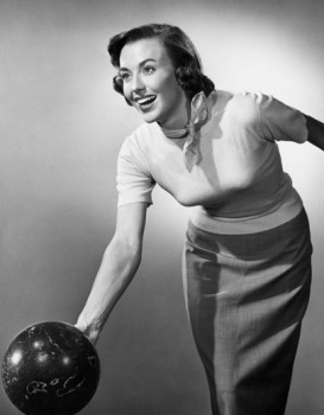 Posterazzi Young woman bowling Canvas Art - (24 x 36)