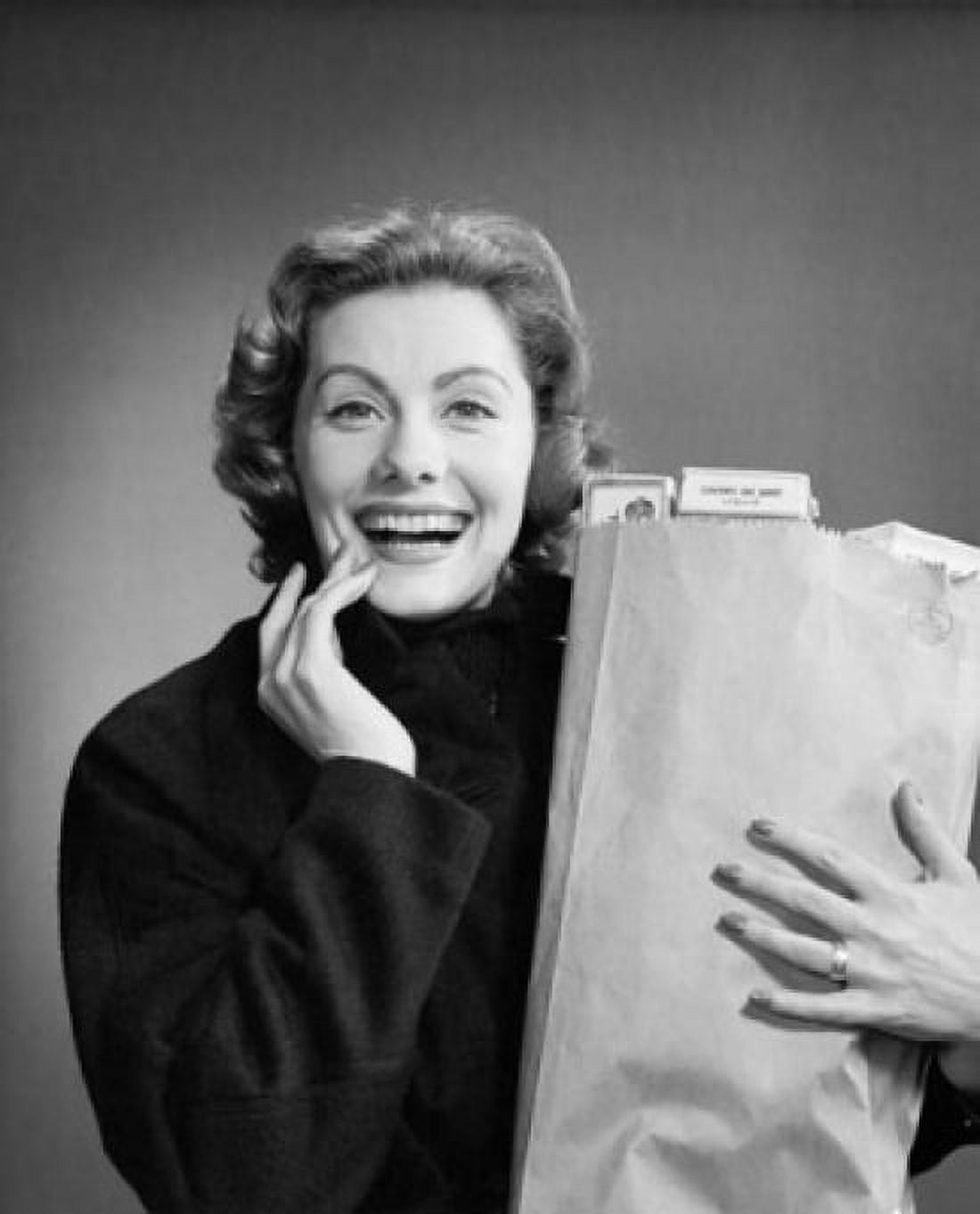 Posterazzi Young woman holding a shopping bag and smiling Canvas Art - (24 x 36)