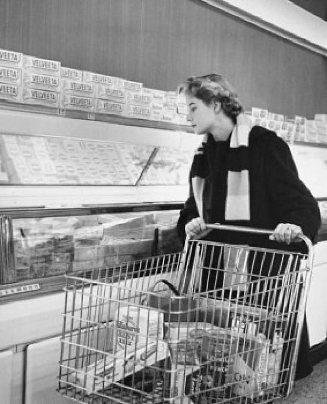 Posterazzi Young woman shopping in a grocery store Canvas Art - (24 x 36)