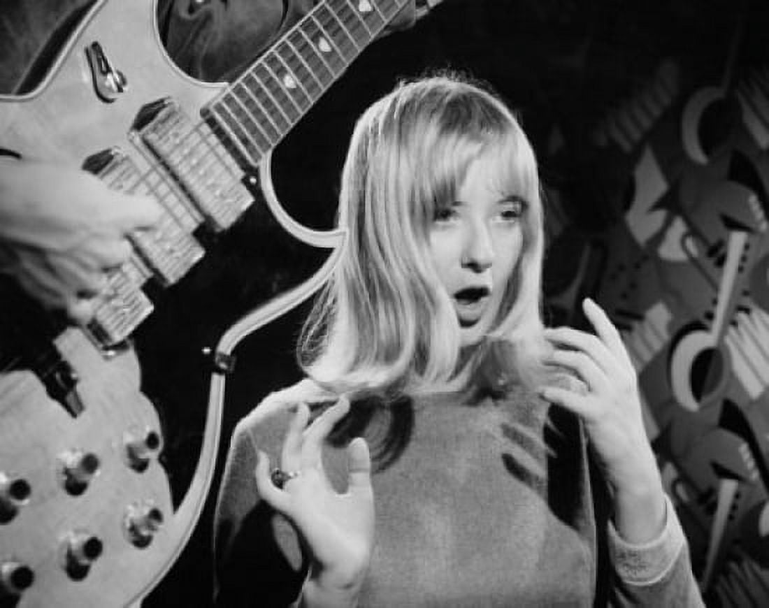 Posterazzi Young woman singing with electric guitarist playing guitar in foreground Canvas Art - (24 x 36)