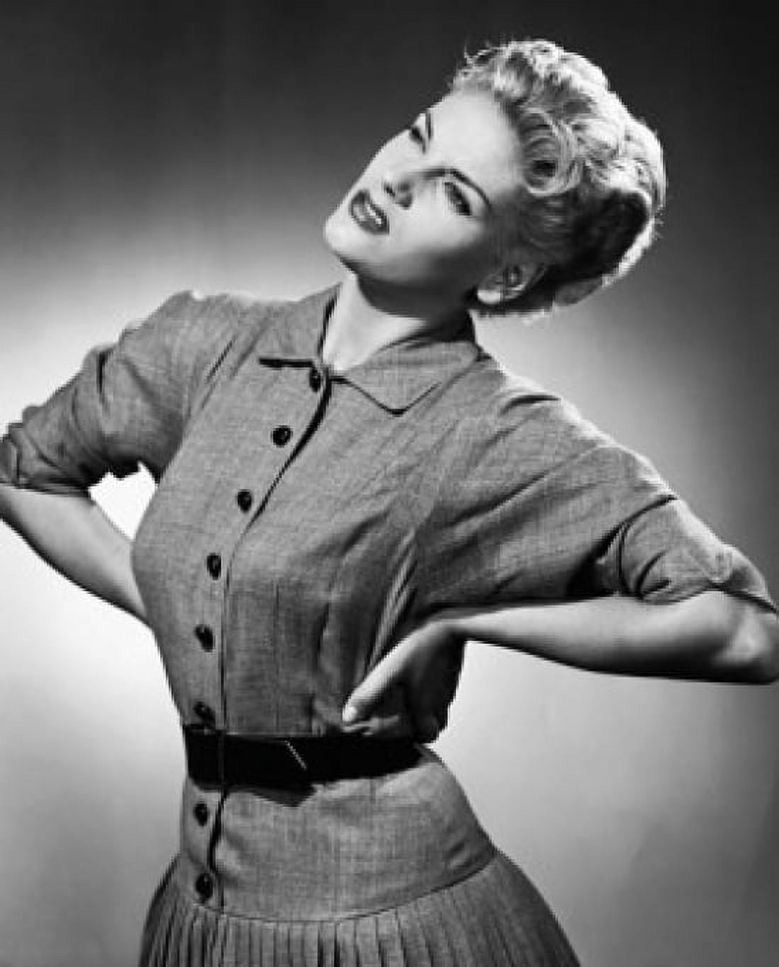 Posterazzi Young woman with her hands on her waist Canvas Art -  (24 x 36)