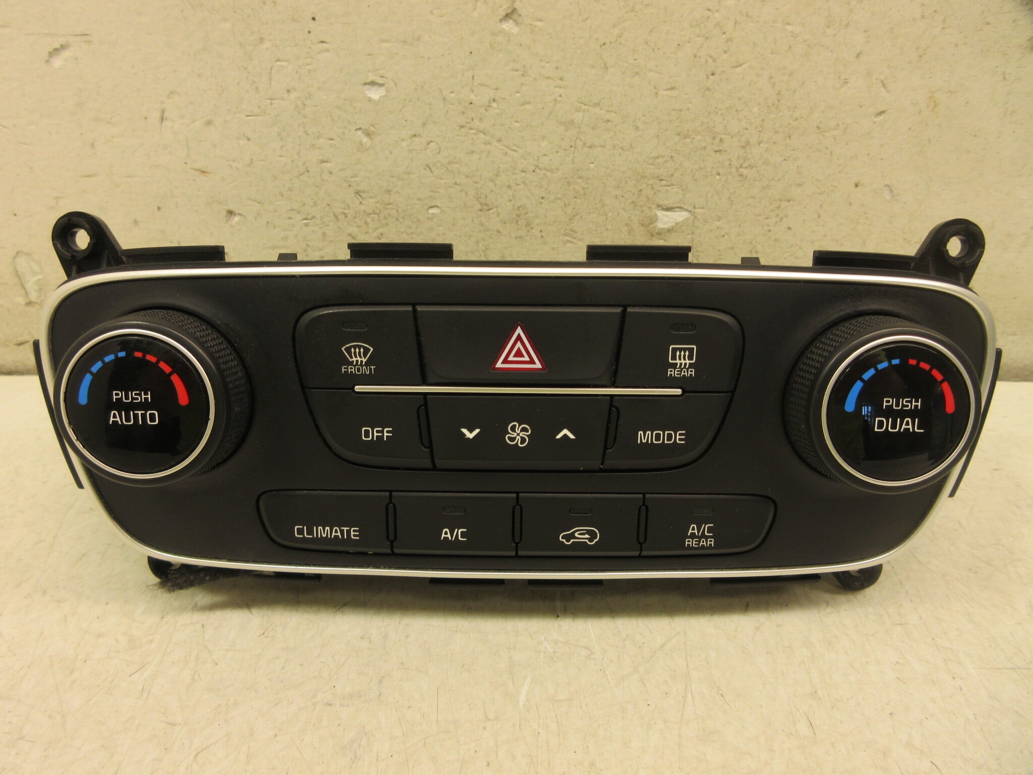 Pre-Owned 14 15 Kia Sorento Auto AC Dual Climate Temperature Control Panel OEM LKQ (Good)