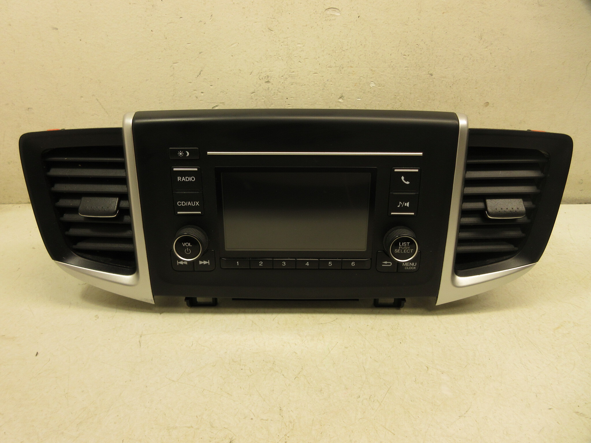 Pre-Owned 16-19 Honda Pilot LX AM FM CD Audio Radio Player Receiver Display Screen OEM LKQ (Good)