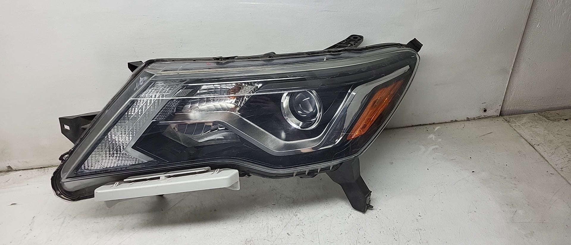 Pre-Owned 19 2019 Nissan Pathfinder Driver LH Head Light Lamp OEM (Good)