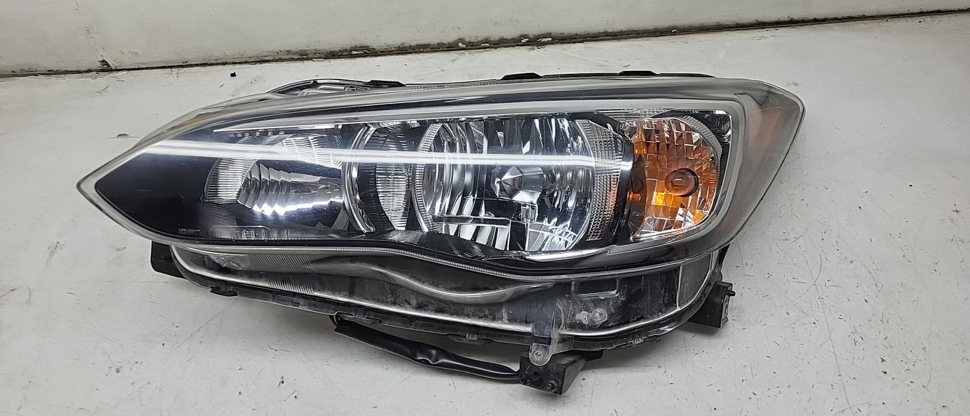 Pre-Owned 19 2019 Subaru XV Crosstrek Driver LH Head Light Lamp OEM - Verify Specific Vehicle Fitment In Description - (Good)