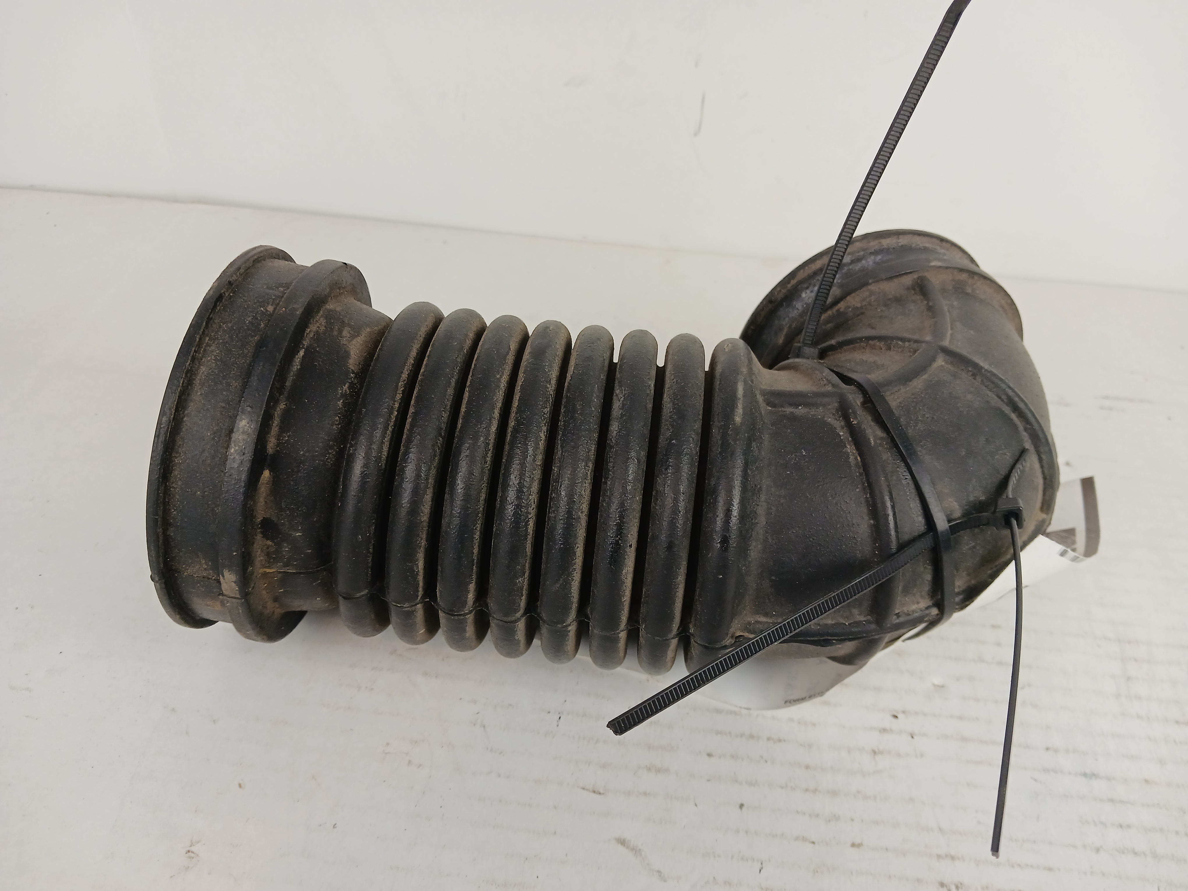 Pre-Owned 2000 Jeep Cherokee 4.0L Air Intake Tube OEM - Verify Specific Vehicle Fitment In Description - (Good)