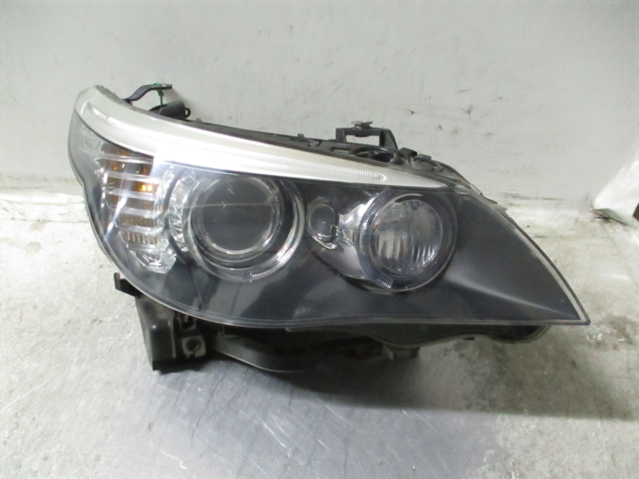 Pre-Owned 2008-2010 BMW 528i Passenger RH Head Light Lamp OEM - Verify Specific Vehicle Fitment In Description - (Good)