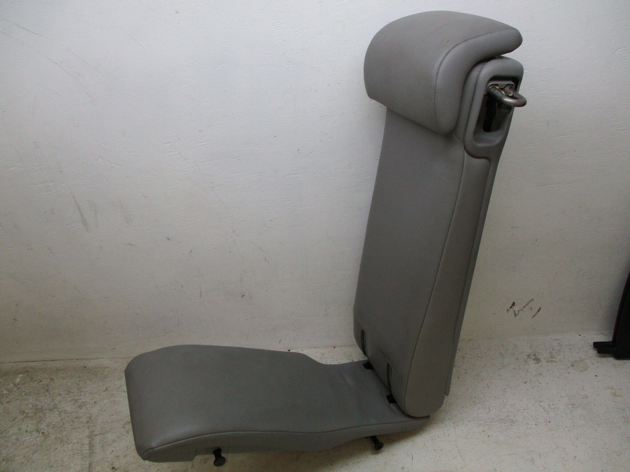Pre-Owned 2010 Toyota Highlander Gray Leather Rear Middle Jump Seat Insert OEM LKQ (Good)