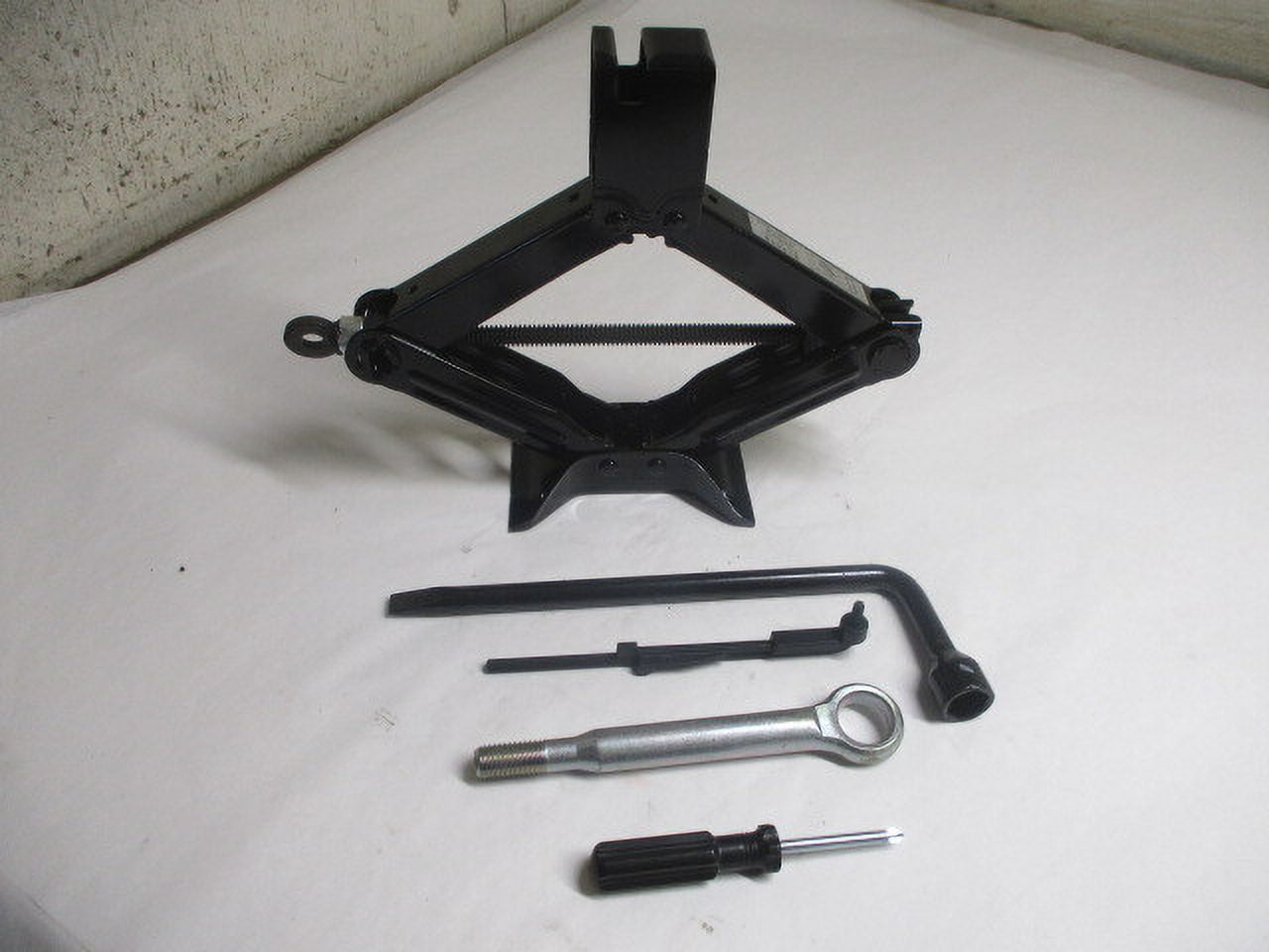 Pre-Owned 2013 Subaru Legacy Wheel Tire Jack Assembly w/Tools OEM LKQ (Good)
