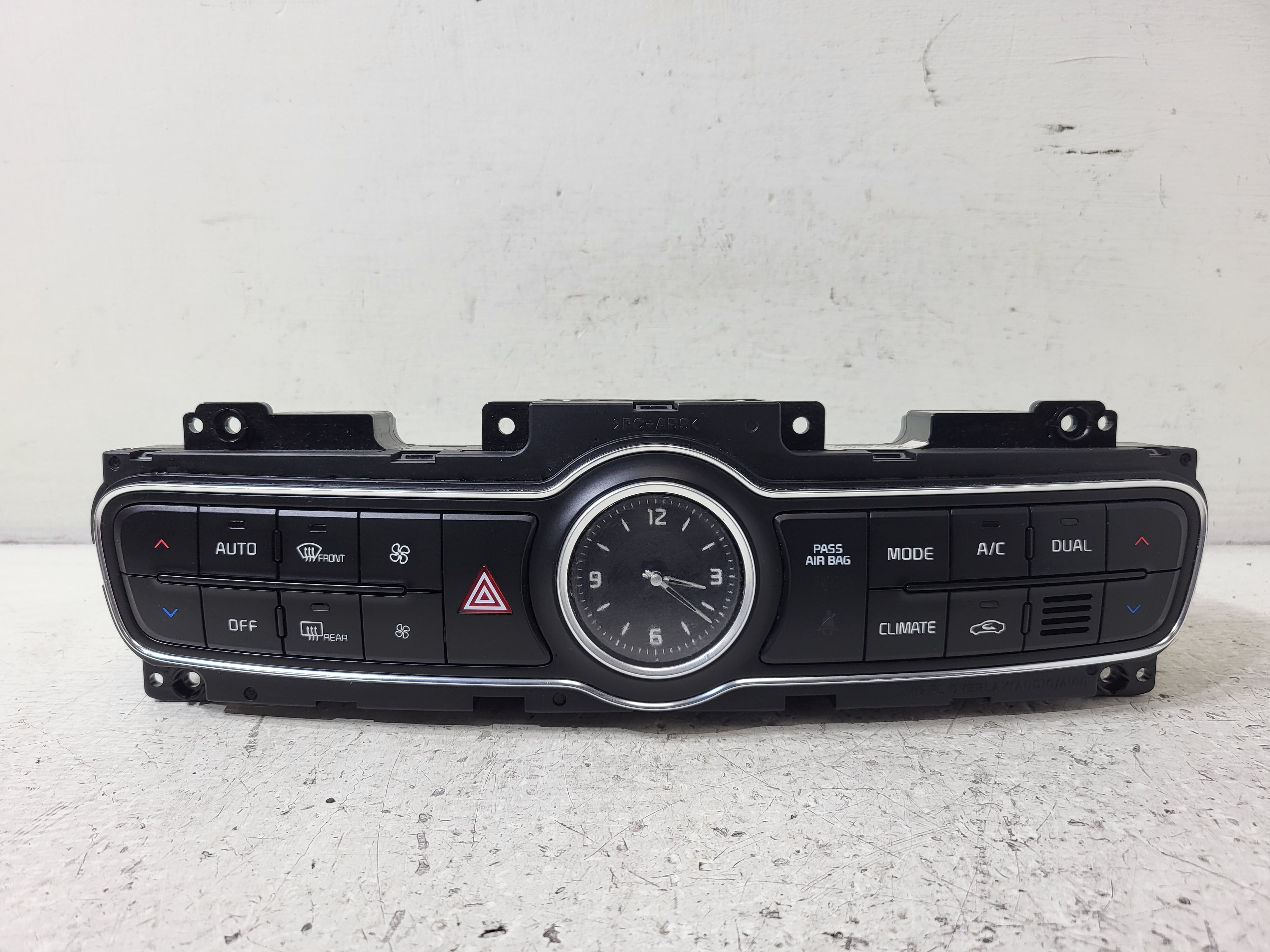 Pre-Owned 2014-2015 Kia Cadenza A/C Heat Temperature Control Unit OEM LKQ (Good)
