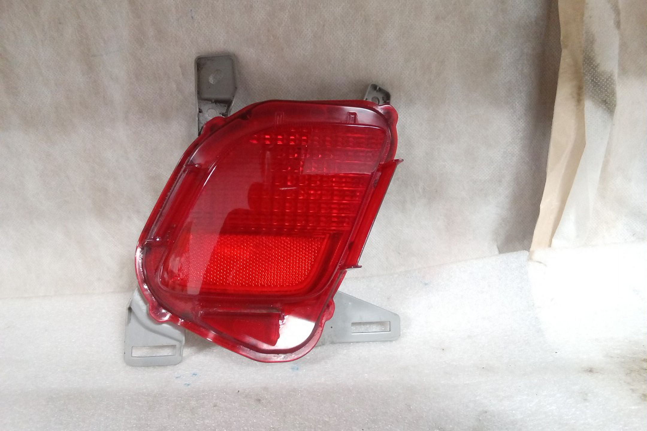 Pre-Owned 2014 Toyota Highlander Driver Side Bumper Mounted Reflector OEM LKQ (Good)