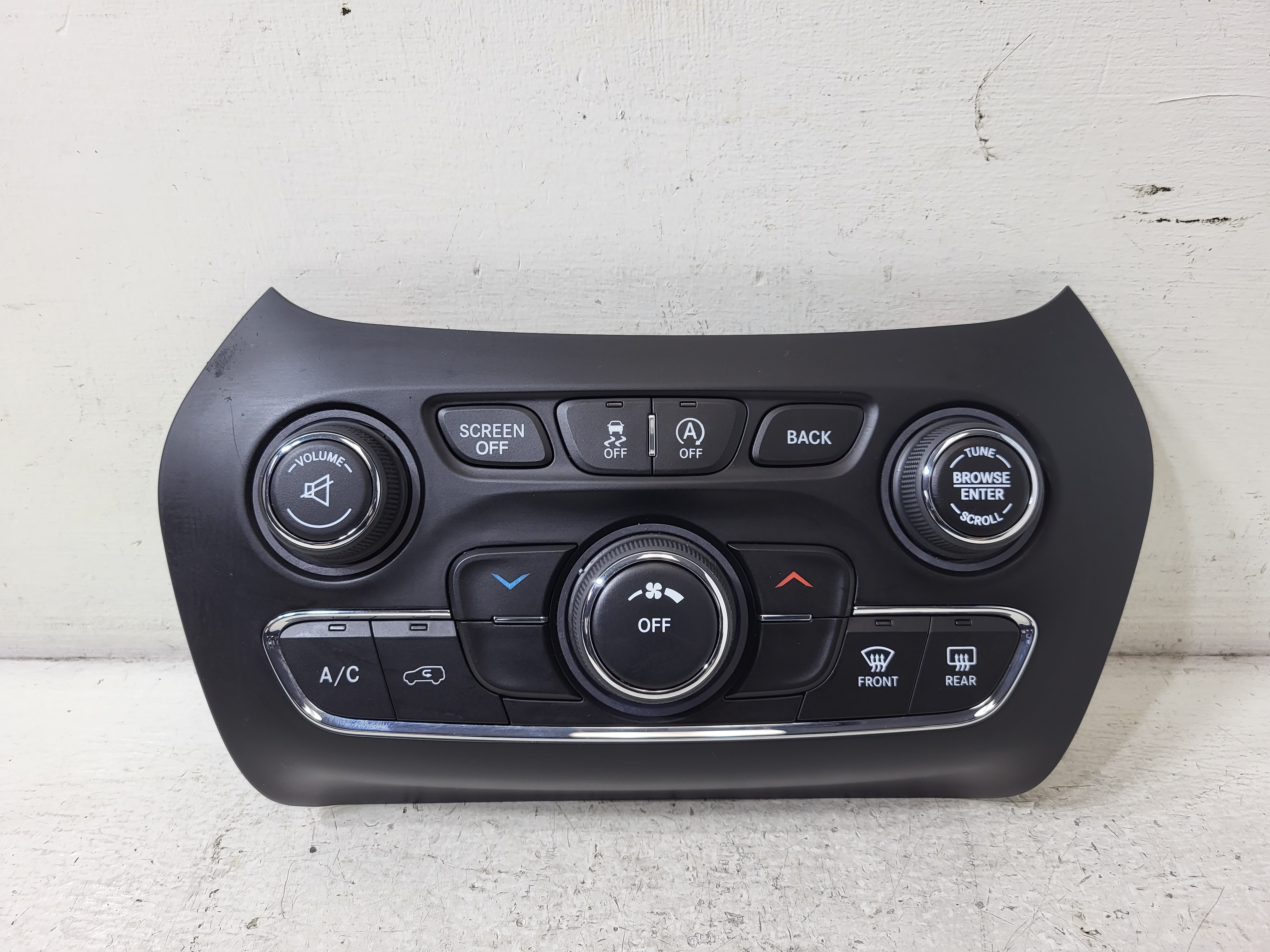 Pre-Owned 2015-2018 Jeep Cherokee A/C Heat Temperature Control Unit OEM LKQ (Good)