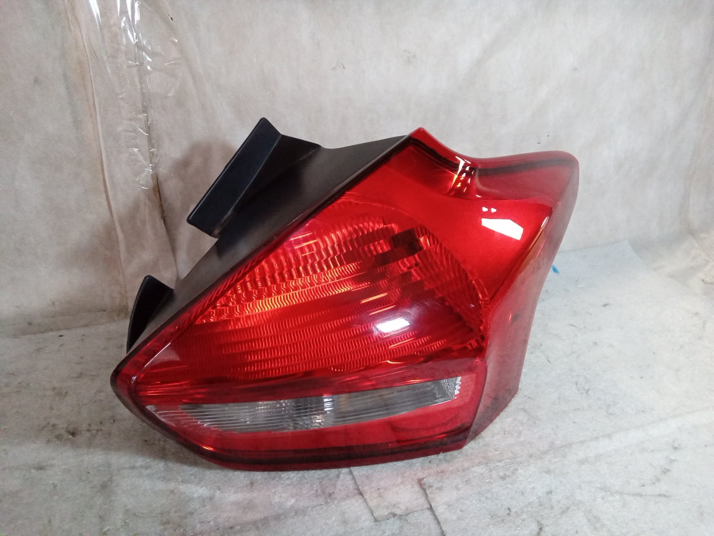 Pre-Owned 2018 Ford Focus Passenger Side Incandescent Tail Lamp OEM LKQ (Good)