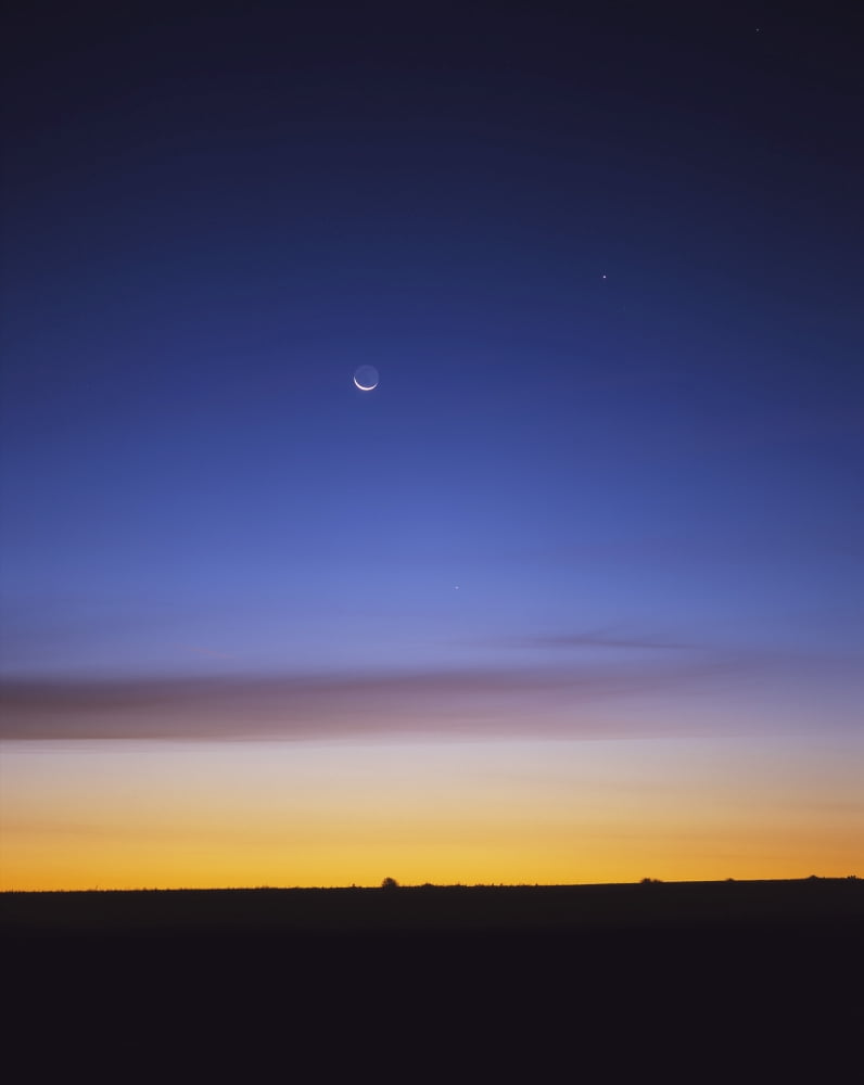 Pre-dawn sky with waning crescent moon Jupiter at top and Mercury at lower center Canvas Art - Alan DyerStocktrek Images (26 x 32)